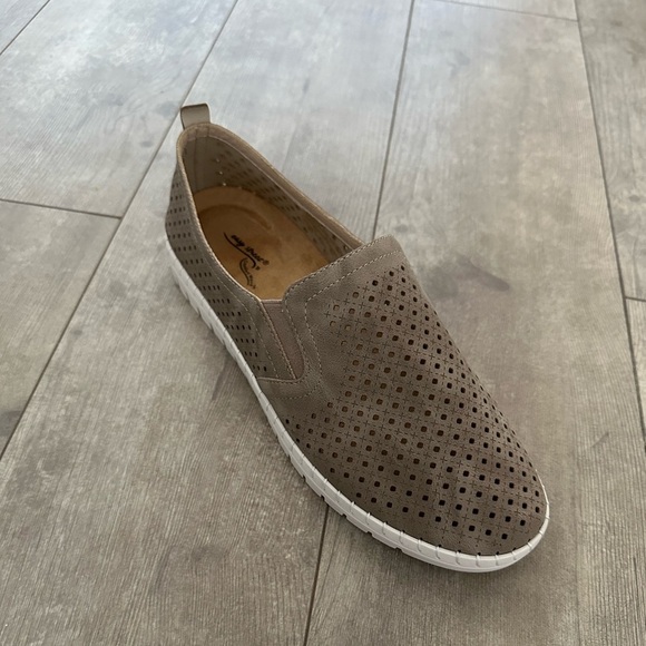 New Easy Street Women's Fresh Slip-On Sneaker Natural size 9 - Picture 5 of 16